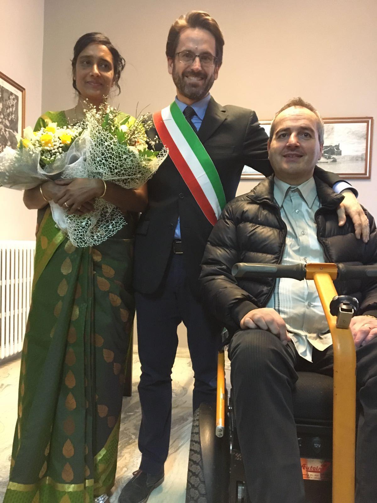 Norberto Vecchi e Bindhu George con il sindaco di Careggine Mario Puppa il giorno delle nozze

