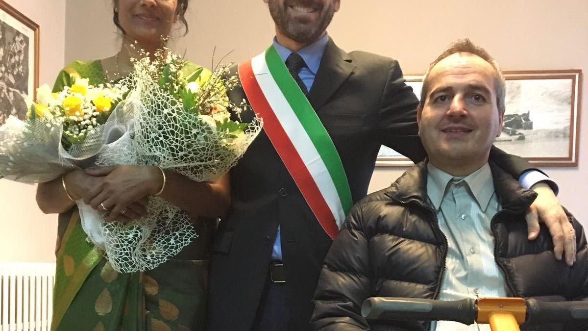 Norberto Vecchi e Bindhu George con il sindaco di Careggine Mario Puppa il giorno delle nozze