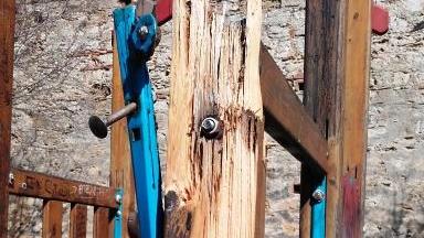 Distrutto dai vandali lo scivolo-castello nel parco dei bambini