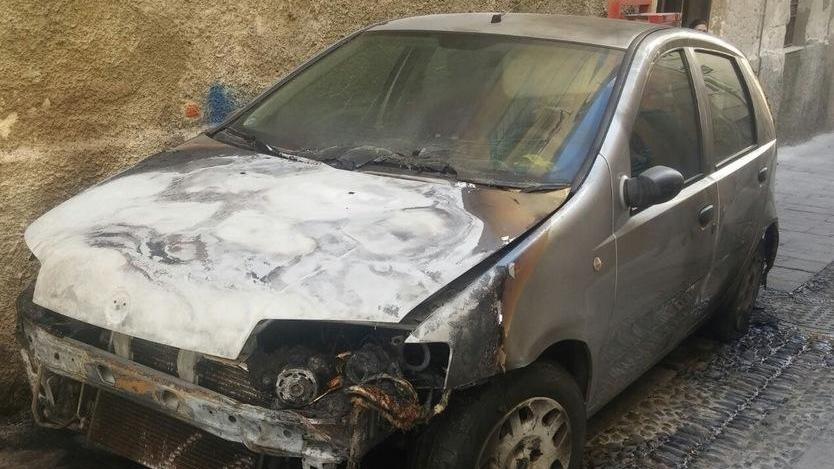Raid incendiario a Sassari: due auto bruciate 