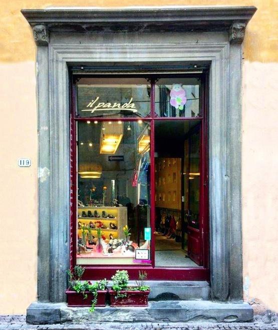 Le tre vetrine rosse nel tempio del commercio 