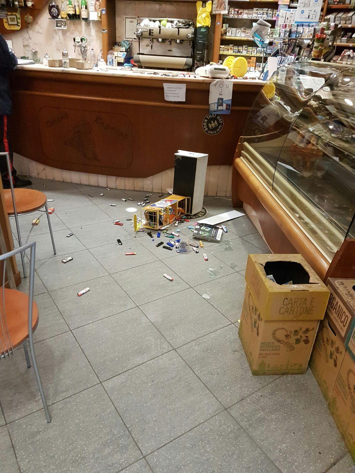 Il locale devastata dai ladri