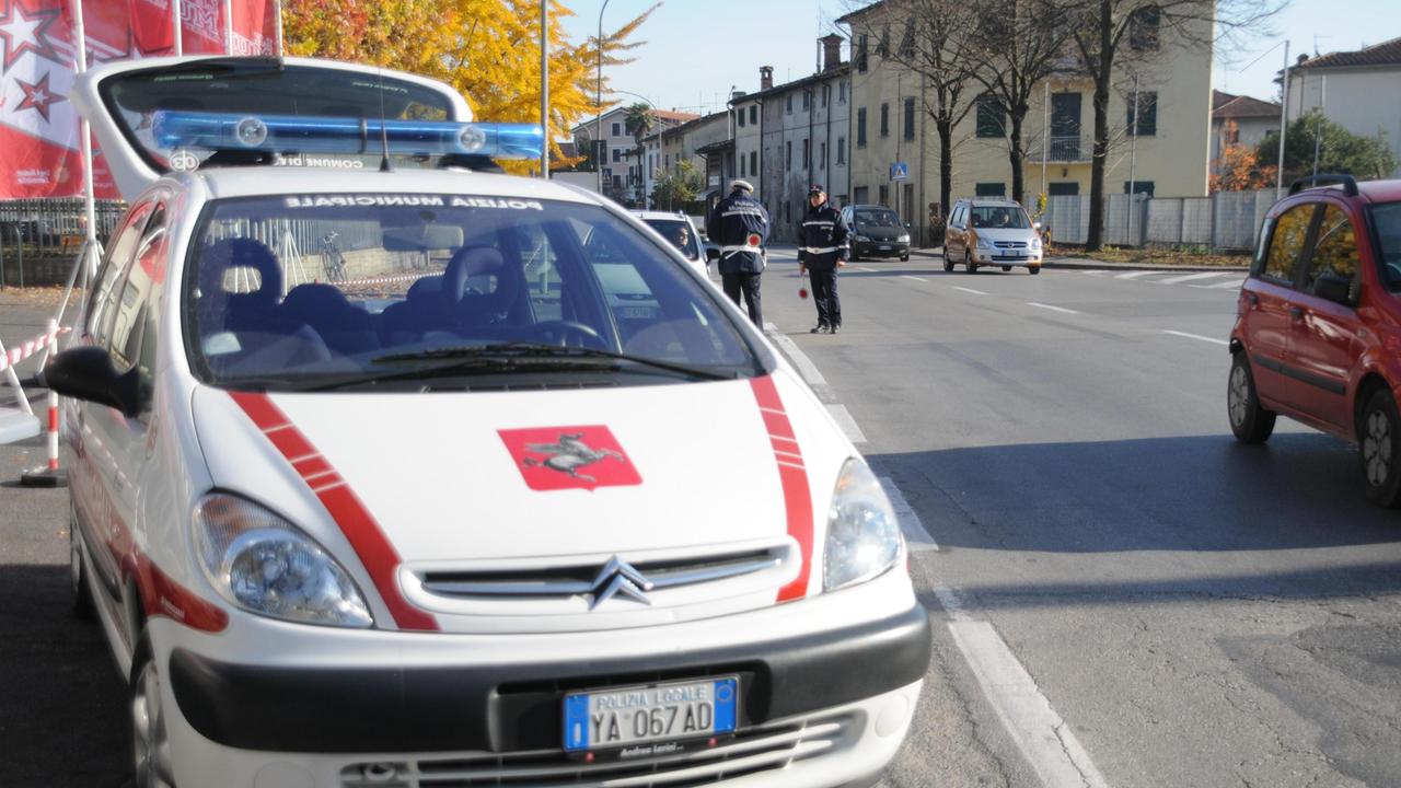 Blocca il ladro e lo consegna ai vigili