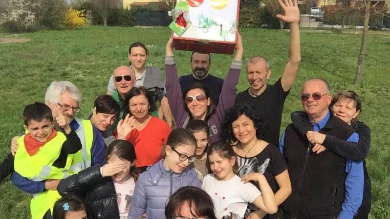 I residenti raccolgono i rifiuti Trovato anche un Rolex