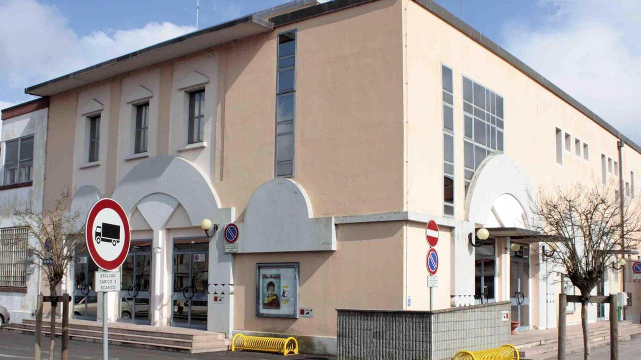 Serve una bonifica del teatro Cazzanti