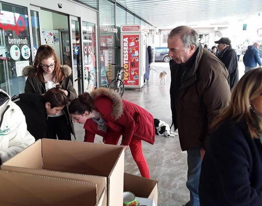 Raccolta di cibo per i poveri Ragazzi alla Coop Riotorto 