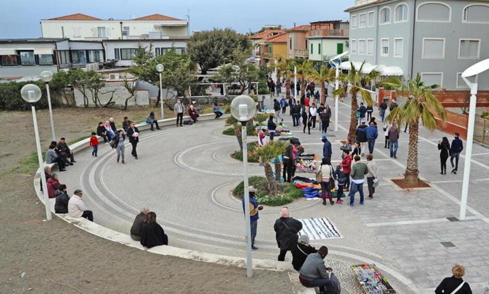 Abusivismo in passeggiata sequestrati 270 oggetti