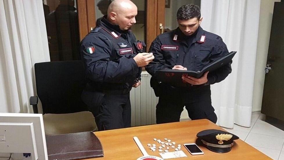 Con 21 dosi di cocaina in tasca arrestato un venticinquenne