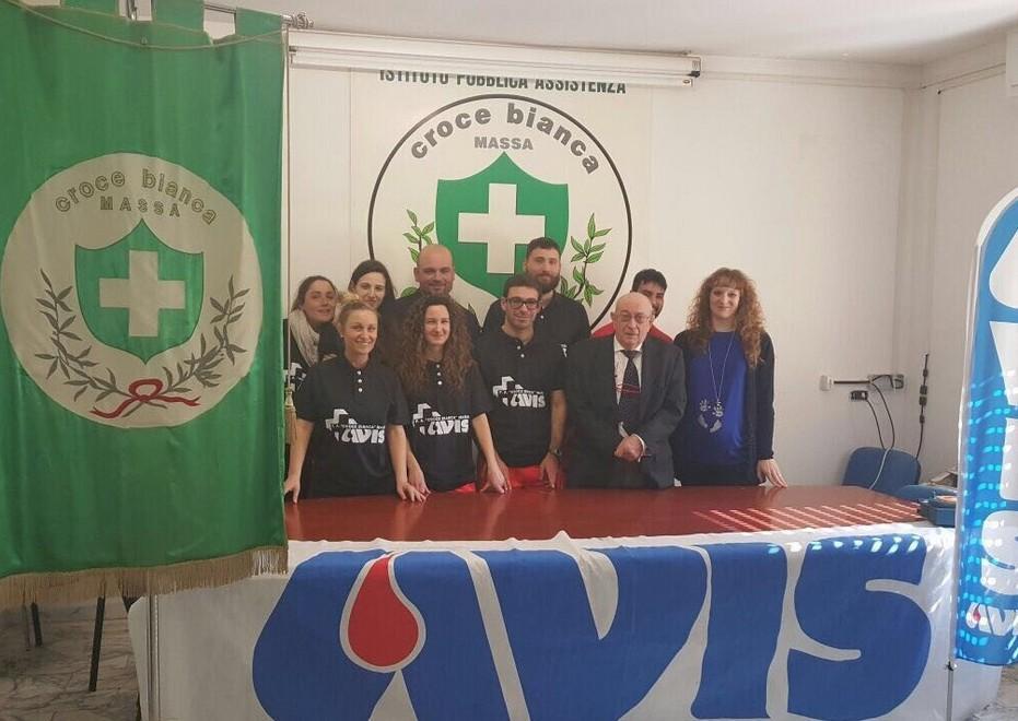 La Croce Bianca si rifà il look arrivano le maglie blu di Avis