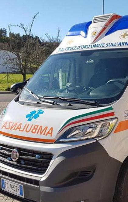 Malore mentre scarica legna Giù dal furgone: ricoverato