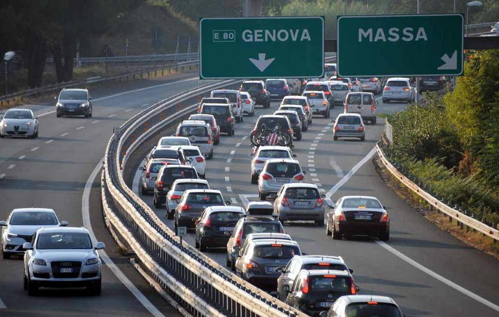 Scontro tra auto sulla A12: tre feriti 