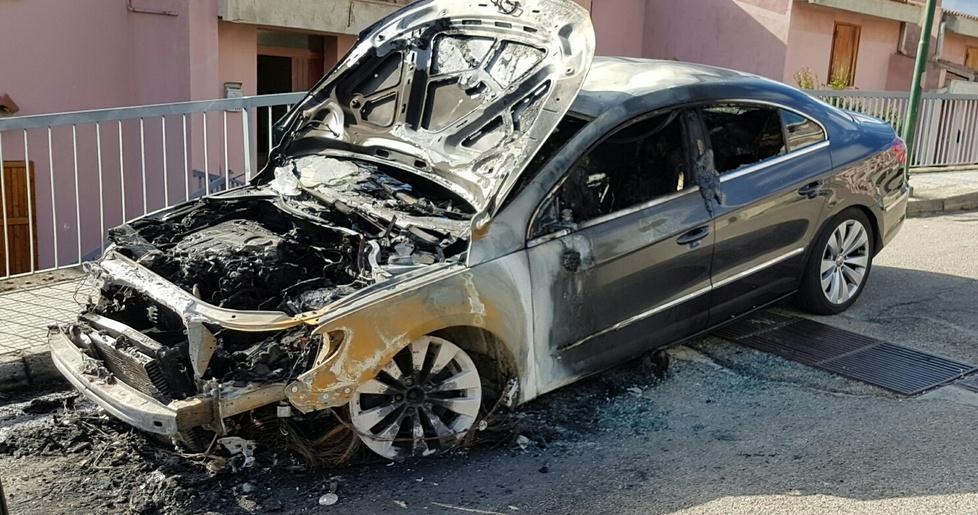 In fiamme l’auto di un operaio a Sa Terra Mala