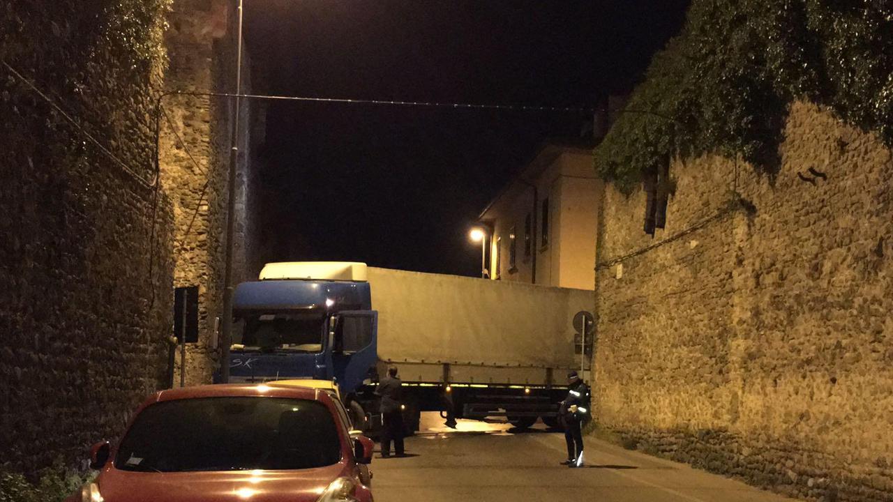 Il tir incastrato fra via Fonda e via Zamenhof