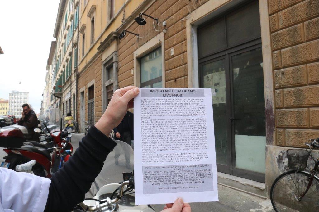Uno dei volantini di protesta che circolano nel quartiere (Pentafoto)