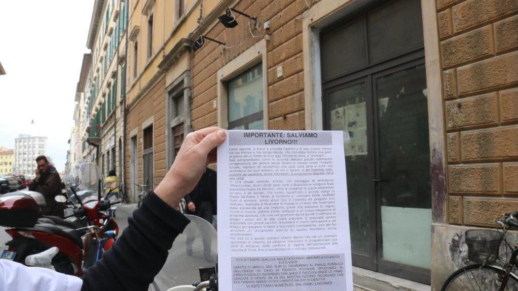 Uno dei volantini di protesta che circolano nel quartiere (Pentafoto)