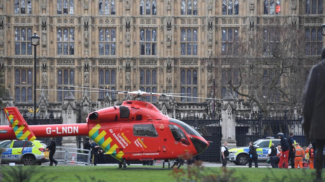 Londra, spari davanti al parlamento: molti feriti