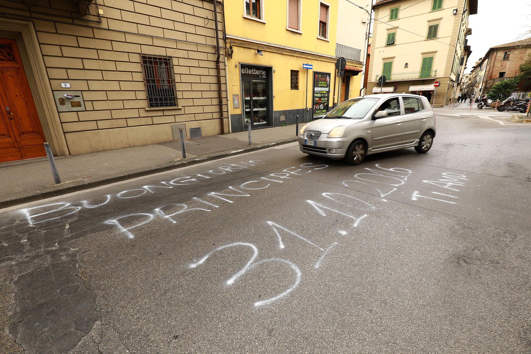 La scritta in via Fabiani (Foto Agenzia Carlo Sestini)