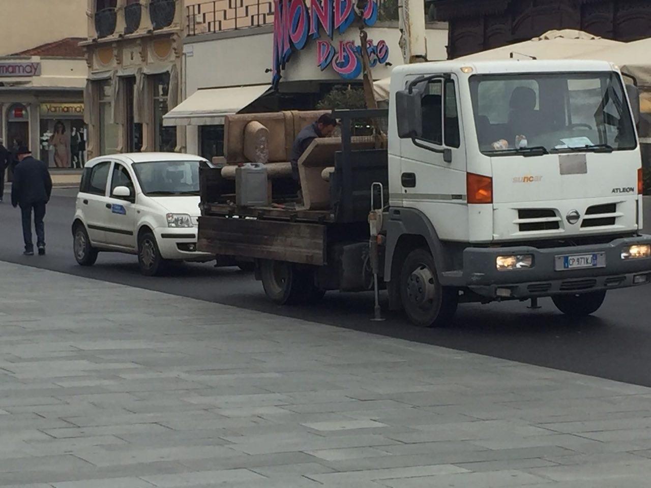 Le panchine vengono portate via dal municipio