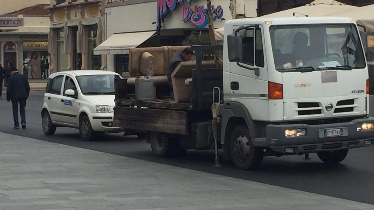 Le panchine vengono portate via dal municipio