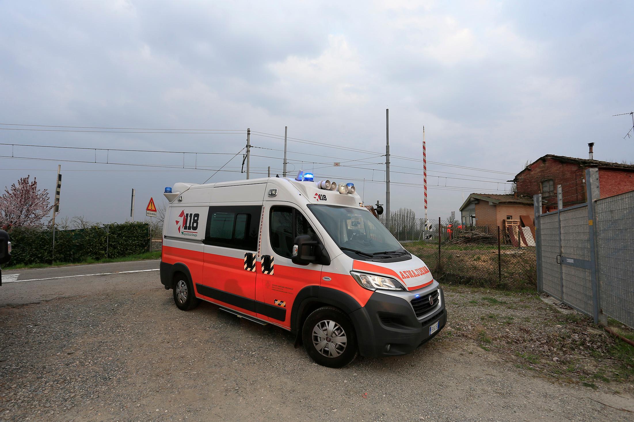 Si getta sui binari e muore sotto un treno a Ganaceto