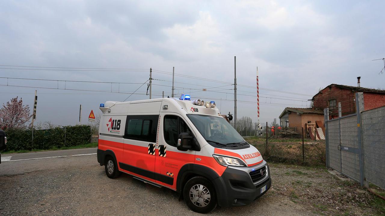 Si getta sui binari e muore sotto un treno a Ganaceto