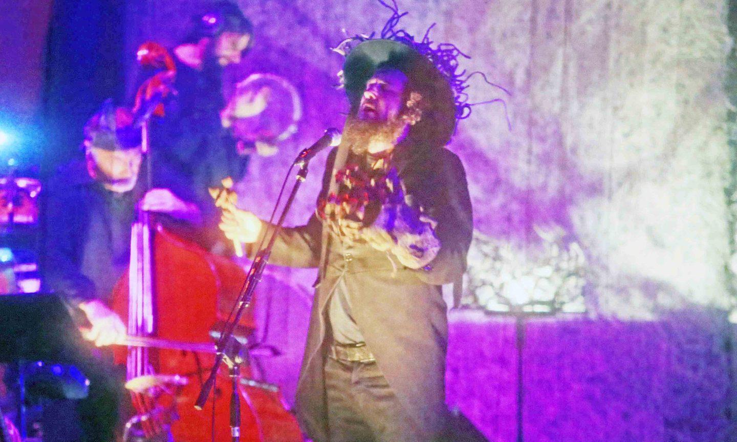 Vinicio Capossela incanta il Valli tra ombre e ricordi  