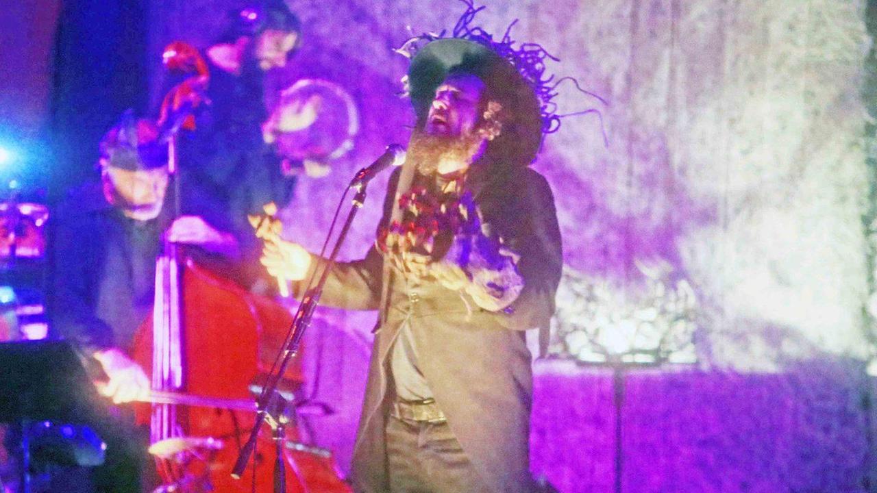 Vinicio Capossela incanta il Valli tra ombre e ricordi