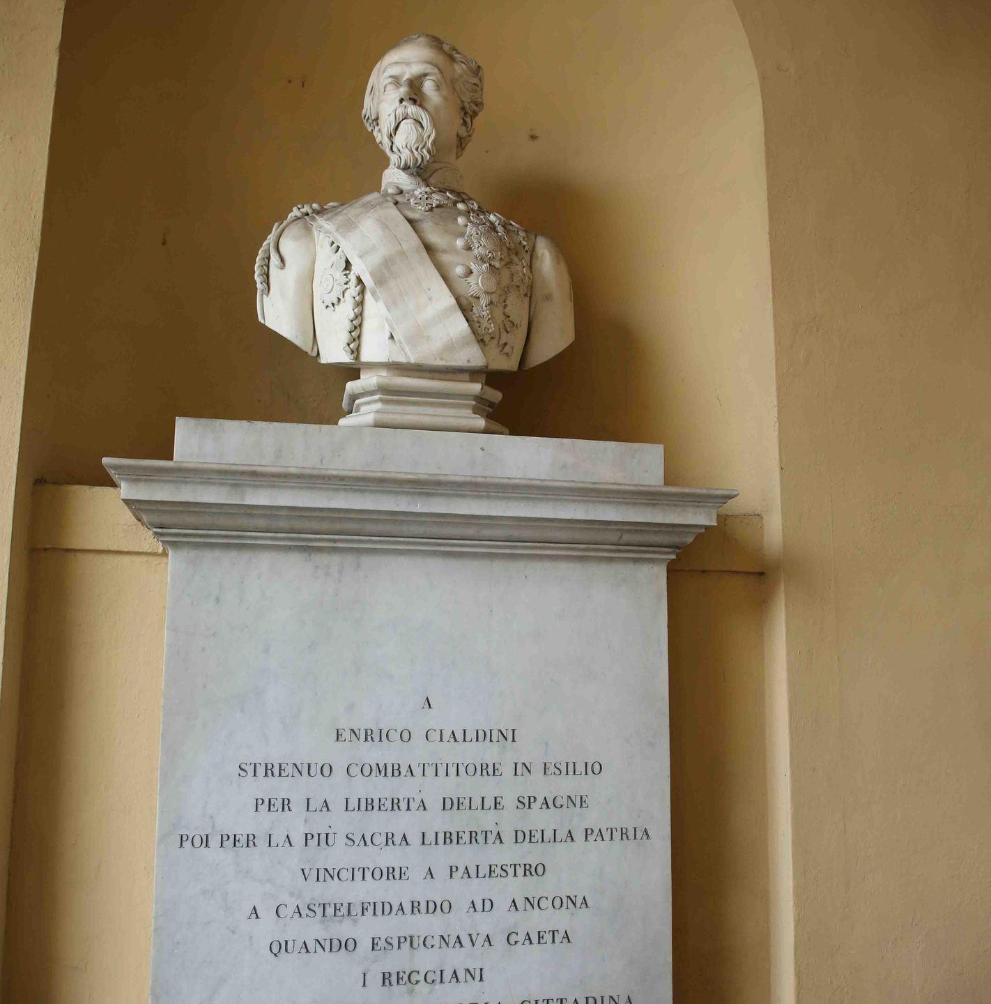 Reggio Emilia: strada, caserma e un busto dedicati allo stragista Cialdini