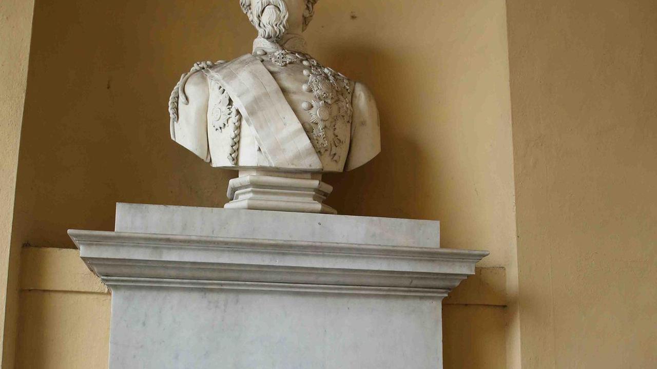 Reggio Emilia: strada, caserma e un busto dedicati allo stragista Cialdini