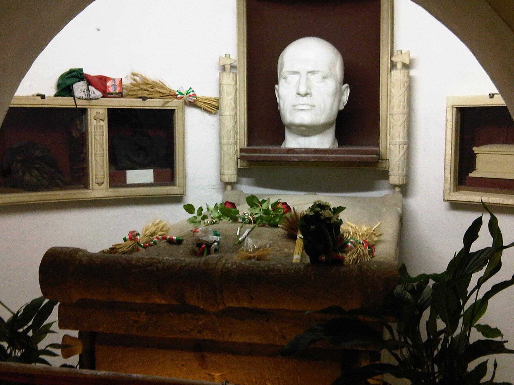 Carpineti, il selfie del consigliere comunale alla tomba di Mussolini