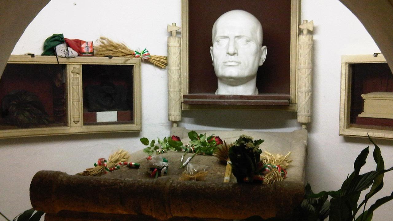 Carpineti, il selfie del consigliere comunale alla tomba di Mussolini