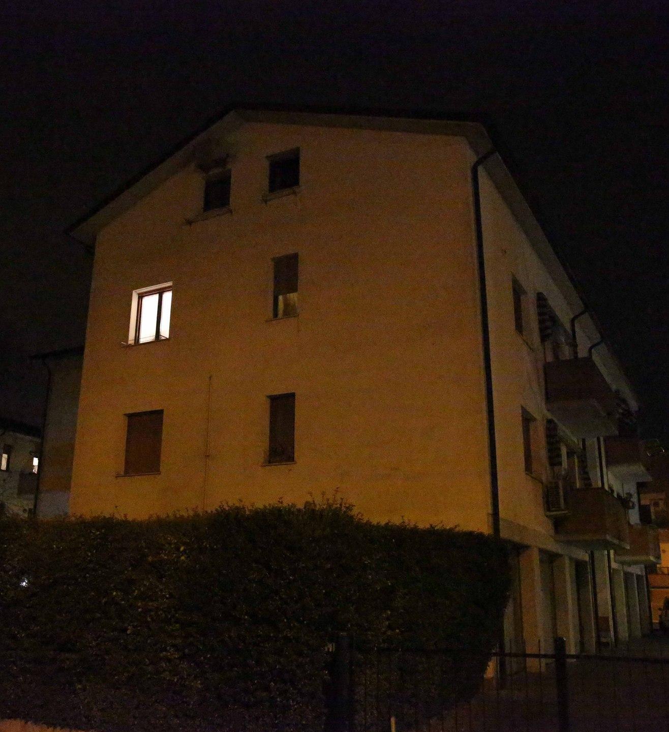 Allarme dei vicini Donna di 63 anni trovata morta a letto 