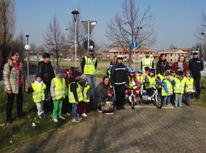 I bambini a scuola di regole della strada 