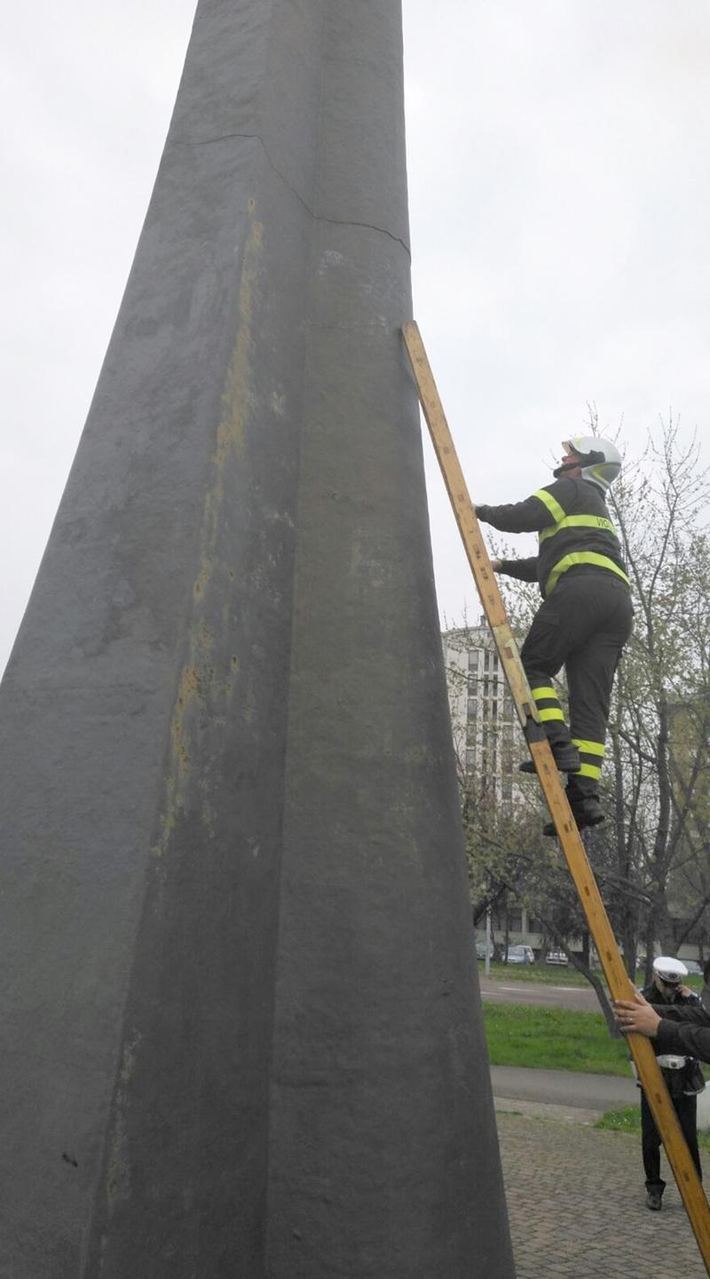 Parco Londrina una crepa sul monumento ai caduti