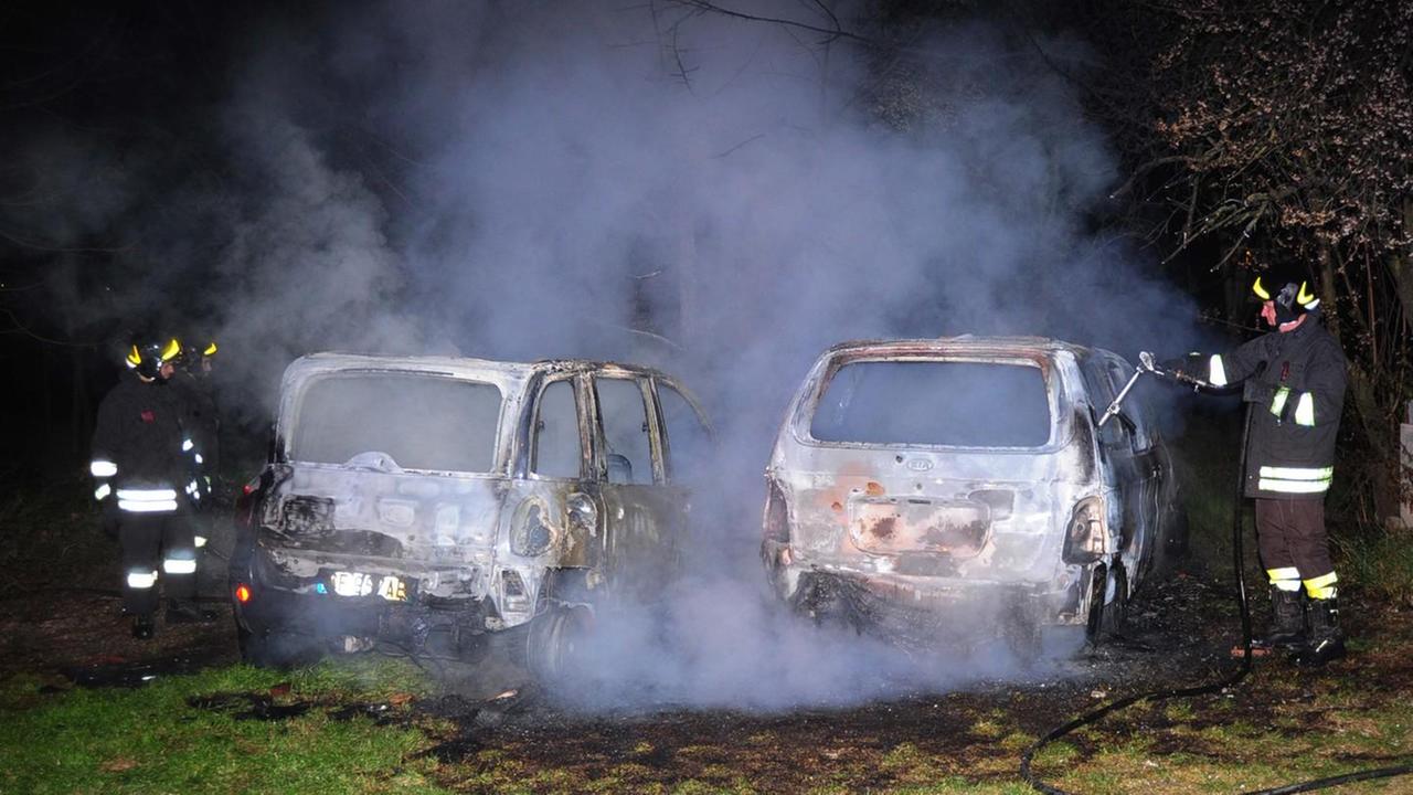 Incendio distrugge due auto