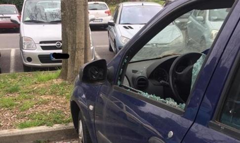 Preso dopo aver danneggiato cinque auto