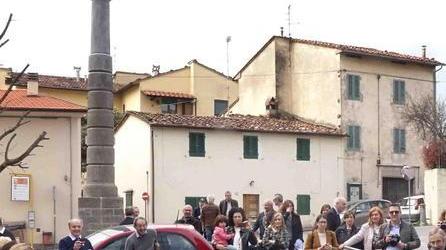 La statua restaurata di Carlo Linneo torna al suo posto