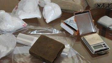 Nascondeva la cocaina anche nei giochi del figlio