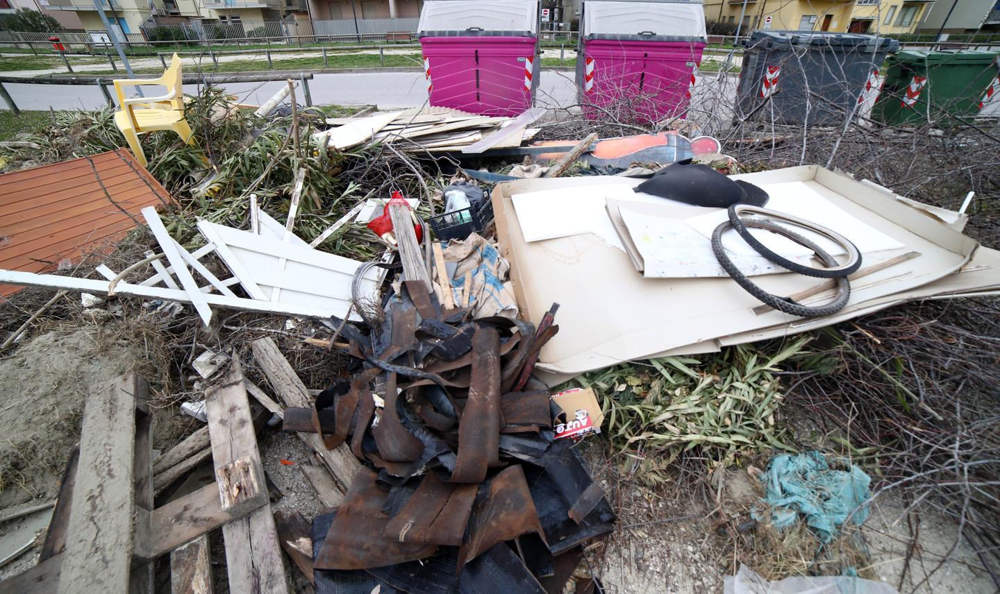 Rifiuti abbandonati da giorni «Nessuno passa a raccoglierli»