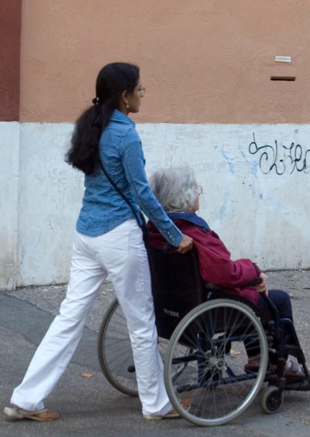 Cerca badante, ma il “Decreto flussi” blocca le frontiere