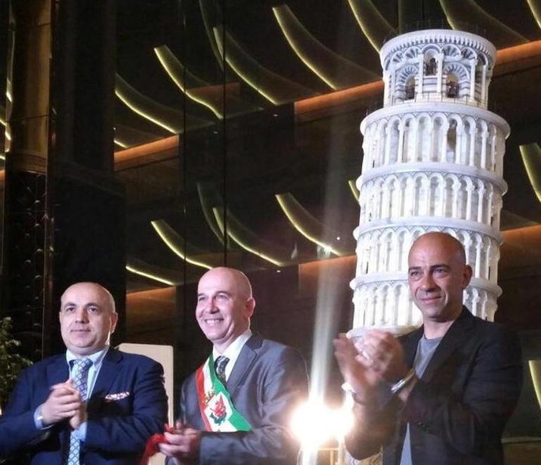 Sbarca negli Emirati Arabi la Torre pendente d’alabastro 