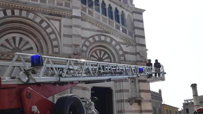 Crollano frammenti dalla facciata del Duomo