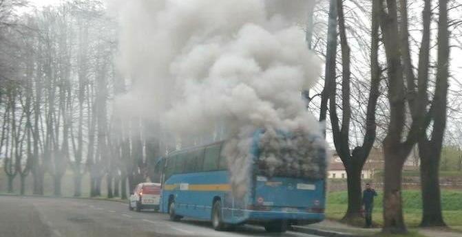 Fumo dal motore di un autobus Ctt 