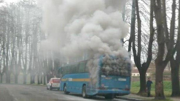 Fumo dal motore di un autobus Ctt