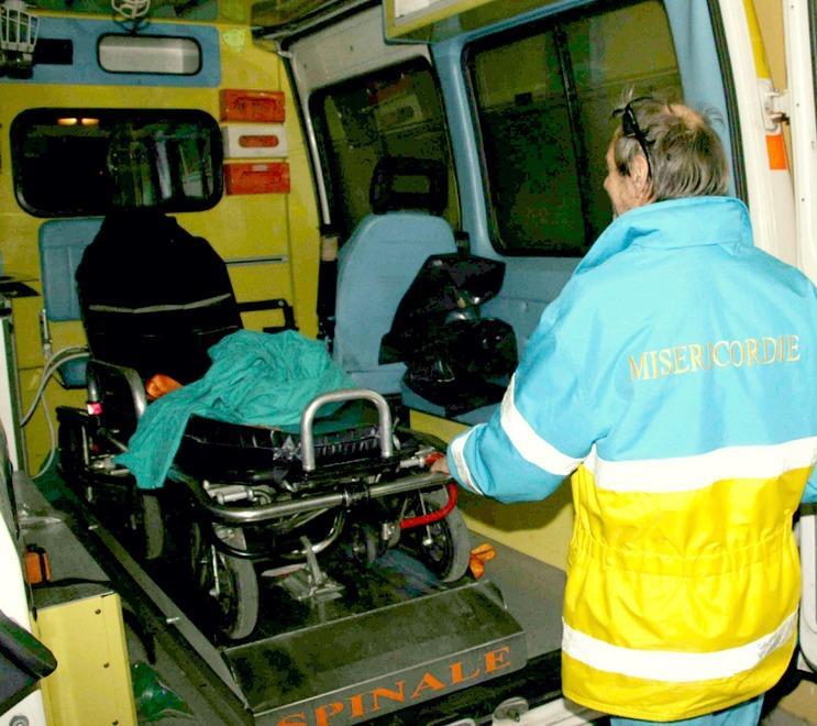 Si guasta un’ambulanza Misericordia in difficoltà 
