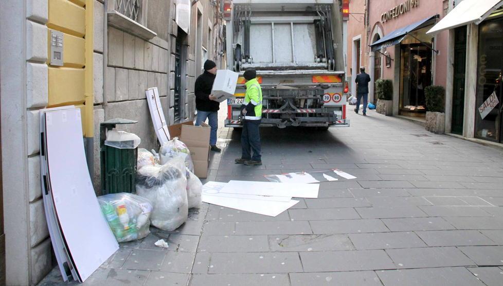 Scattano i controlli sui rifiuti nel mirino i ristoranti del centro 
