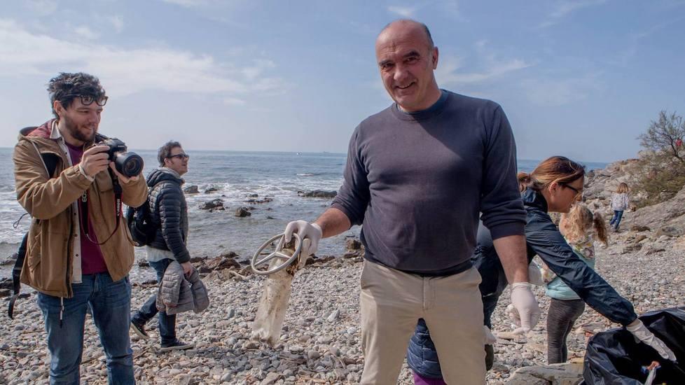 Via la plastica dalle spiagge: riempiti 15 sacchi 