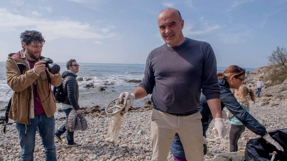 Via la plastica dalle spiagge: riempiti 15 sacchi