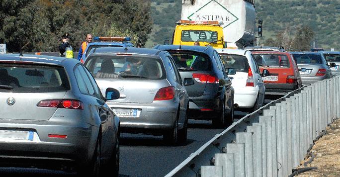 Urto contro lo spartitraffico, giovane finisce in ospedale