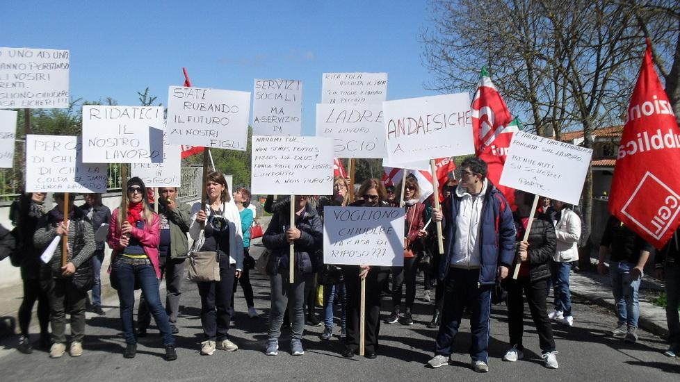 Ghilarza, vertenza casa di riposo: in piazza la rabbia dei lavoratori 
